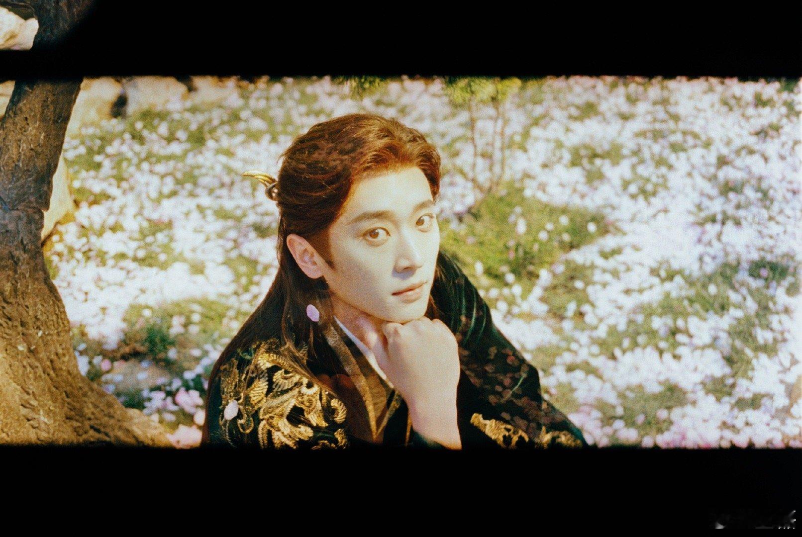 丞磊睫毛精又长又密还自带弧度，开工疲惫一扫而光，这就是帅哥的魔力吗？ 