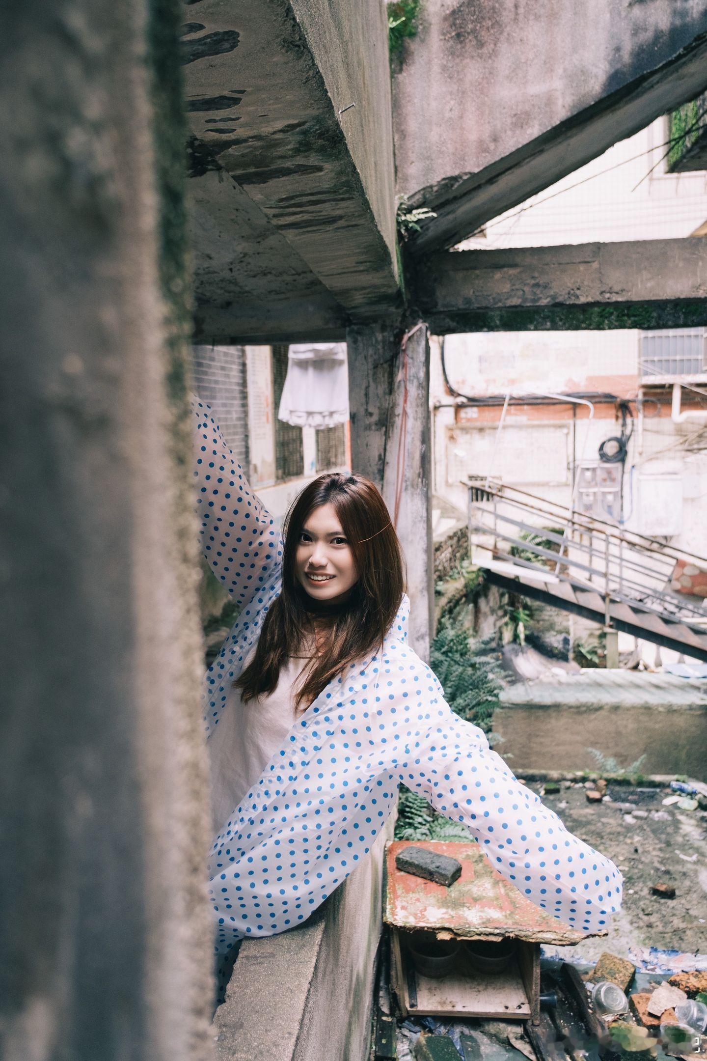 穿衣搭配[超话] 雨衣也能穿出时尚美女精彩人像[超话]一分钟视频创作季 ​​​