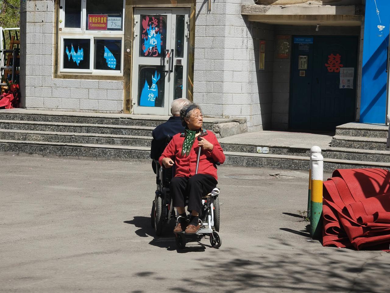 有一个熟悉的中年妇女，常年看中医、吃中药，通过医保渠道，每年花在中药上的钱，都在