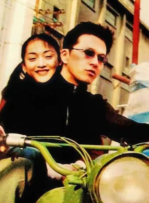 2010年，周迅前男友贾宏声趁父母没有察觉，从14层楼跳下，等父母赶到楼下时，他