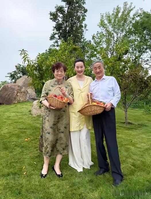 林依轮老婆西华，又晒摘桃子了！

她在自己家院里摘桃子，不是头一回了！

这回摘