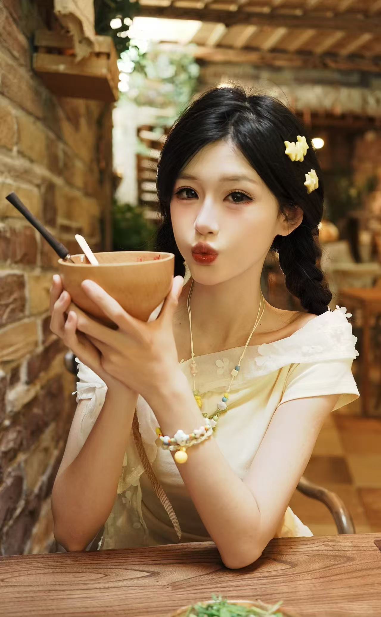 为了这口流心蛋，我忍了好久没动勺子！今天特意穿了浅黄色的裙子，感觉跟这个蜂蜜色系
