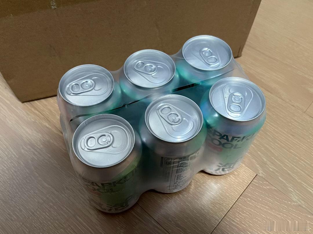 我最近喜欢喝气泡水，章先生又开始整箱囤气泡水了。 