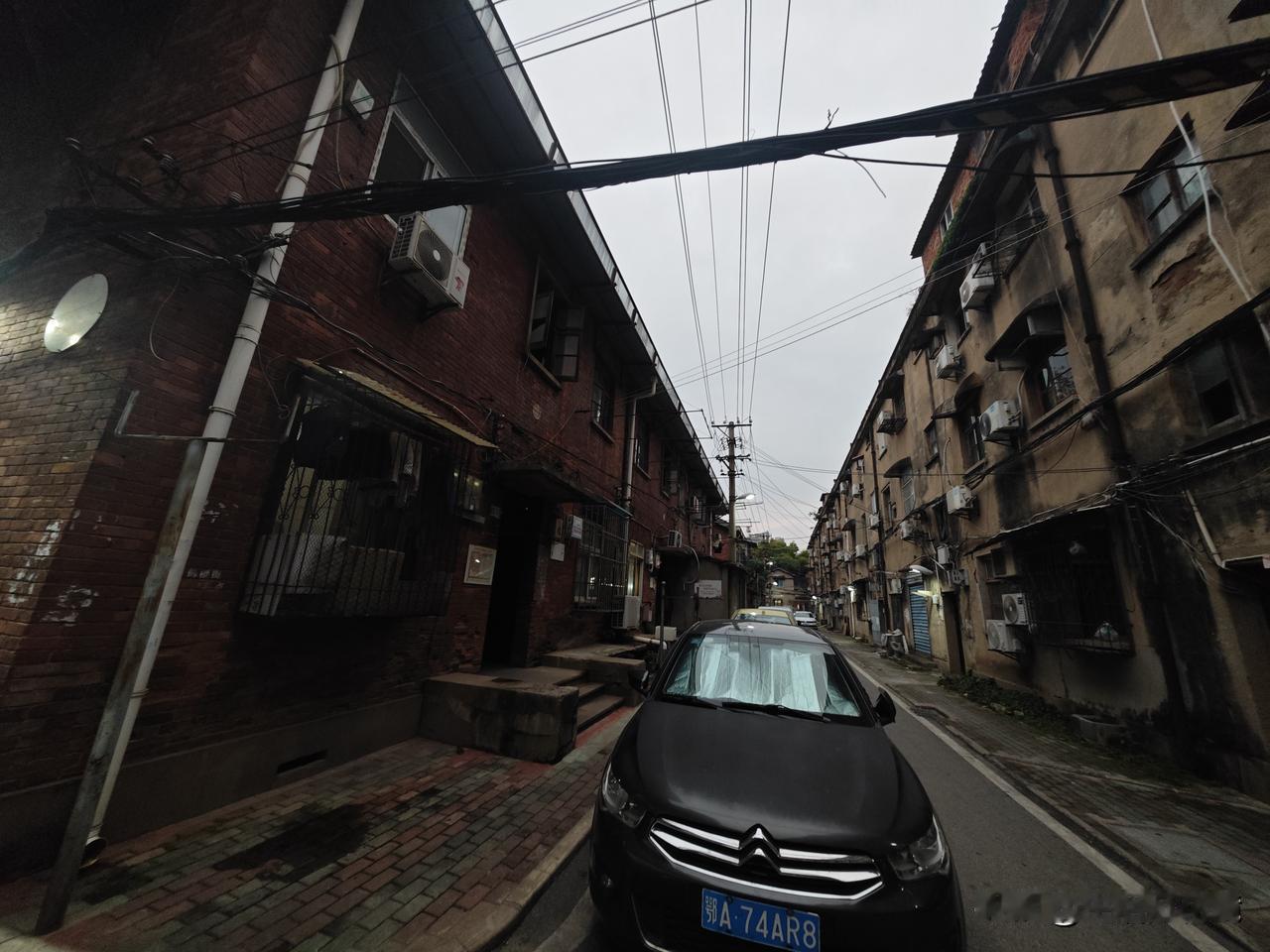 有人拍过夜景照片吗拿出来晒一晒武汉第二机床厂宿舍，年代感十足。