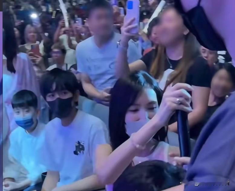 林志颖大儿子出现在林志颖演唱会，
林志颖马来西亚演唱会一家五口都在，
久不露面的