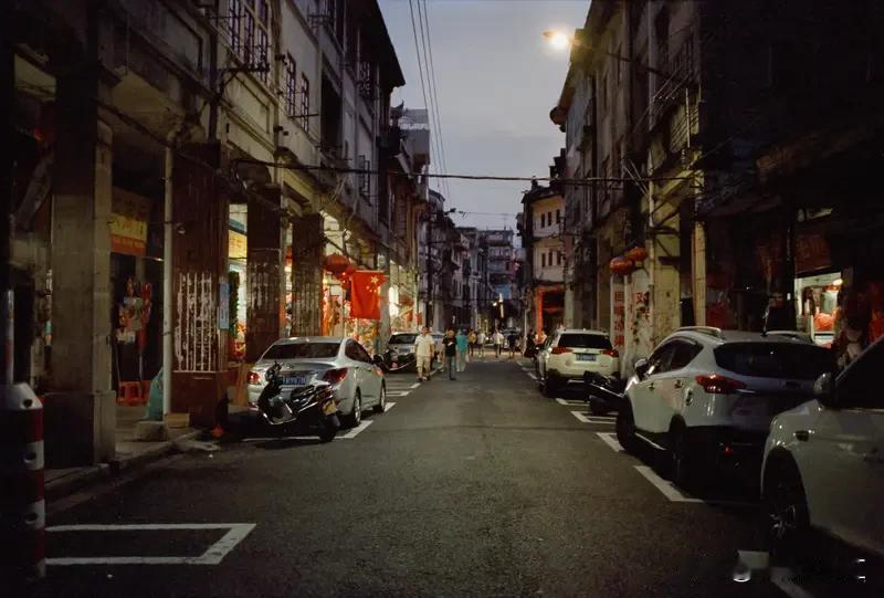 过生日要不要宴请亲朋，还得看个人情况。我有个朋友就超爱热闹，每次生日都呼朋唤友去