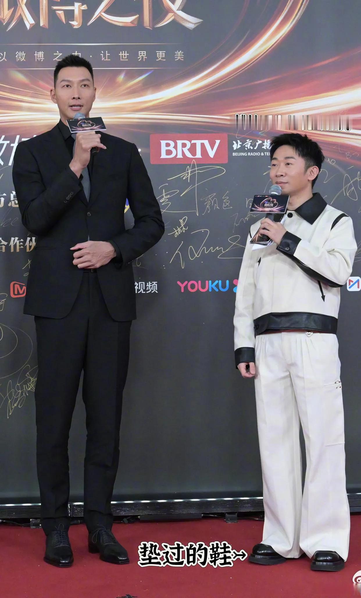 主持人还是需要杨迪这样放得开，反应快，又能活跃气氛的人[憨笑]这尴尬场面也就迪哥