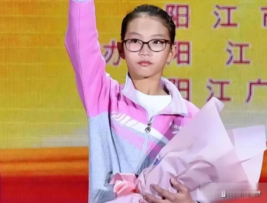 广东夫妻捡到弃女婴抱回家抚养，养父瘫痪养母出走，养女小小年纪撑起一个家
 
20
