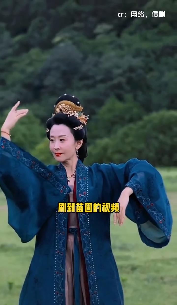 苗圃演的穆桂英，不是扮酷，是真扛得起刀、也放得下泪。
她骑马射箭练了仨月，不靠替