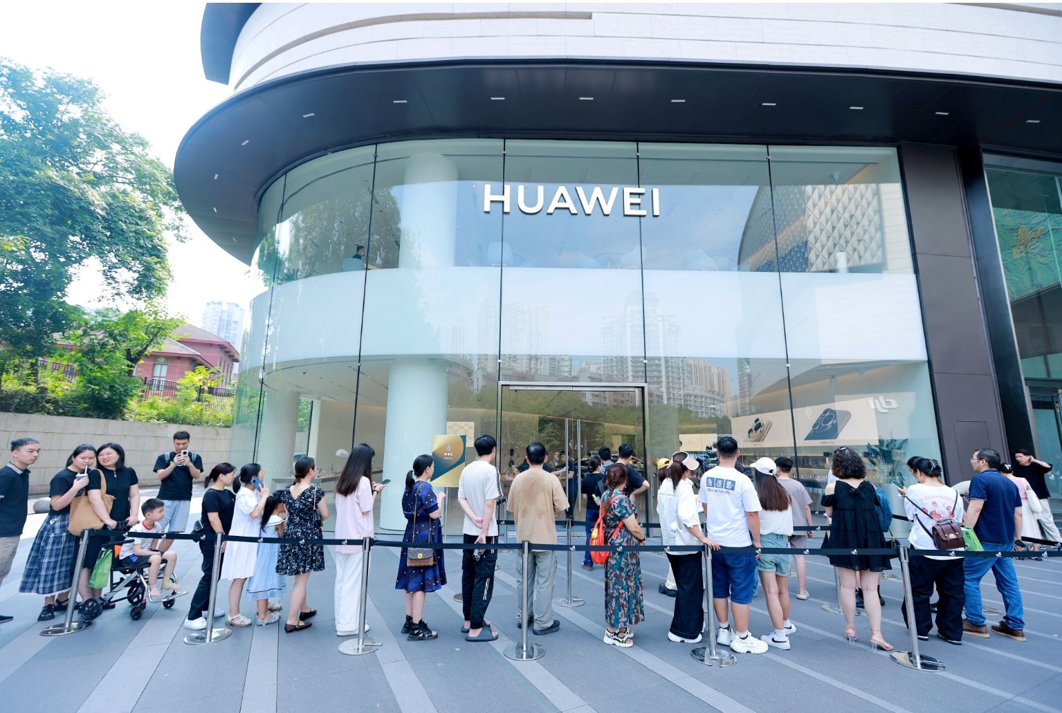华为Pura 80 系列今日开售！多地门店再现“人从众”，华子果然不负期待，全新