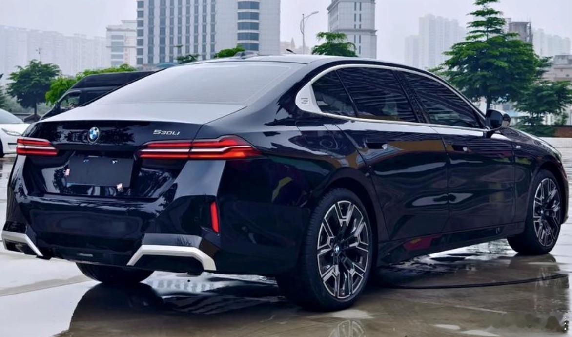 2026款宝马5系宝马i5 上市即全系直降7万，入门版指导价降至36.8万元，还