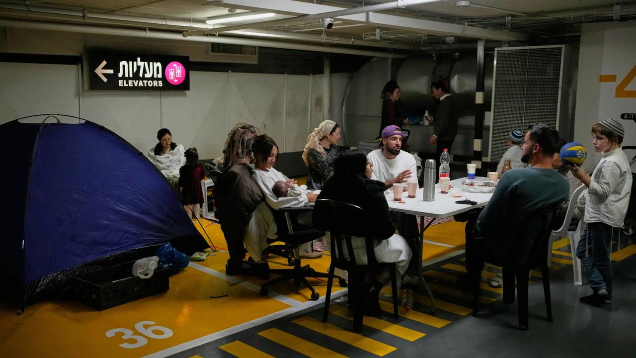 以色列国防军后方司令部6月14日宣布，将全国集会人数上限限制为5000人；北部边