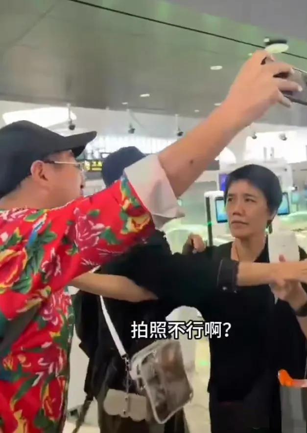 老戏骨叶童，引发热议！
7月22日，老戏骨叶童突然引发了热议，只因为她在机场与粉
