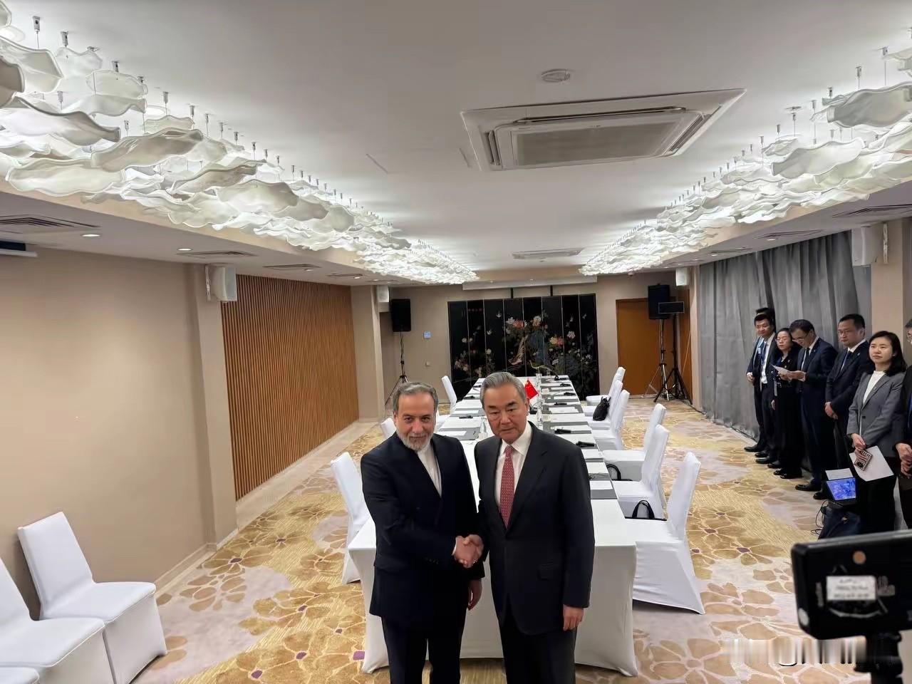 7月24号晚上，在吉尔吉斯斯坦召开的上海合作组织外长会期间，王外长会见了伊朗外长