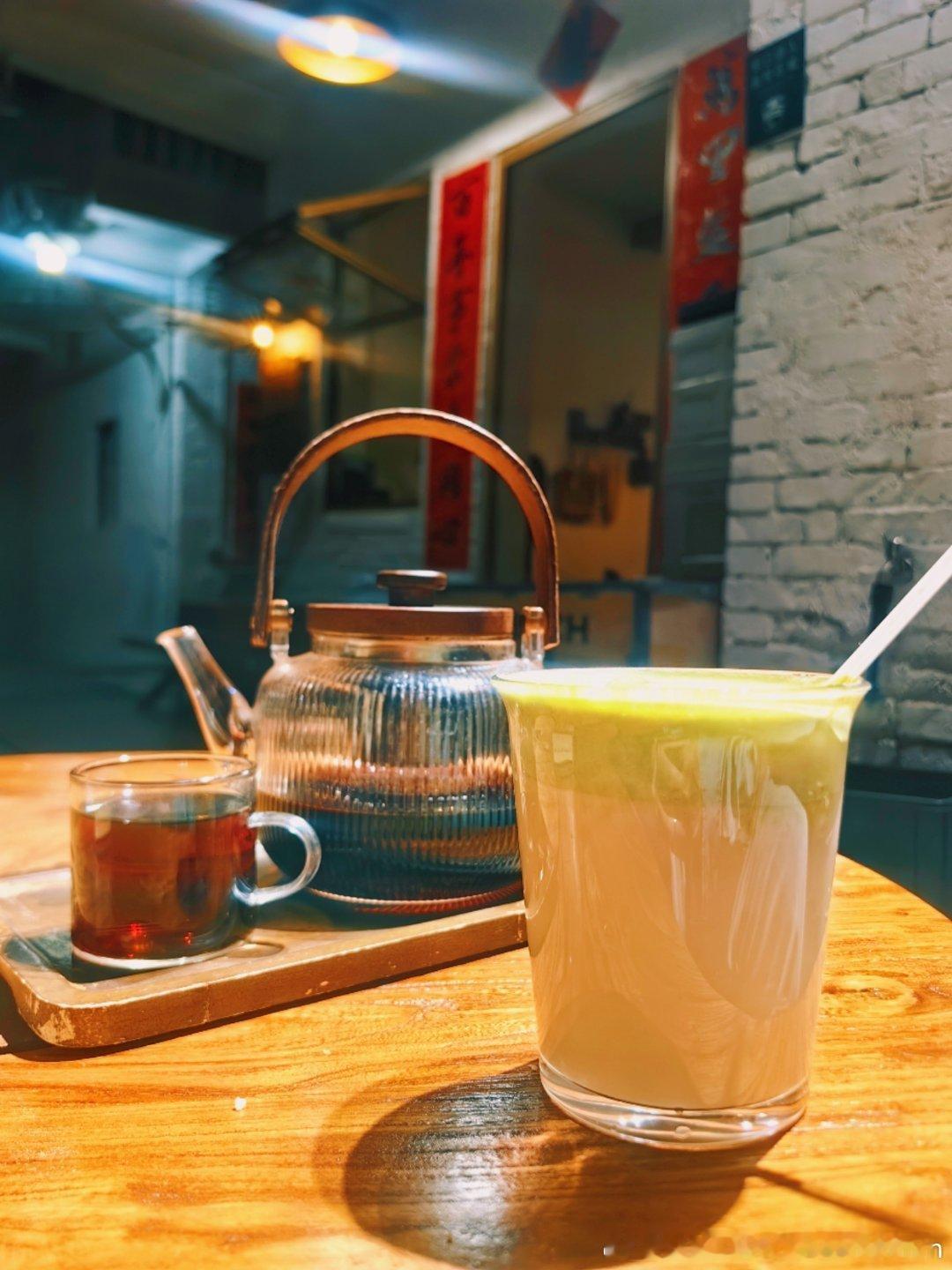 东莞回来有点小塞车给自己泡了壶茶又冲了一杯奶茶 