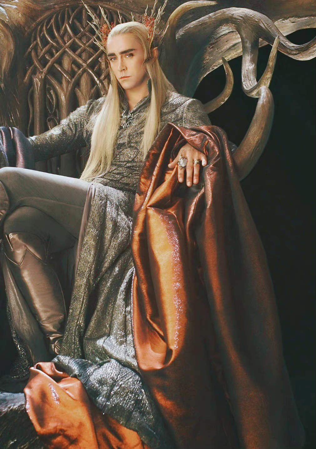 《指环王：猎捕咕噜》在CinemaCon官宣：李·佩斯回归饰演精灵王瑟兰迪尔！！