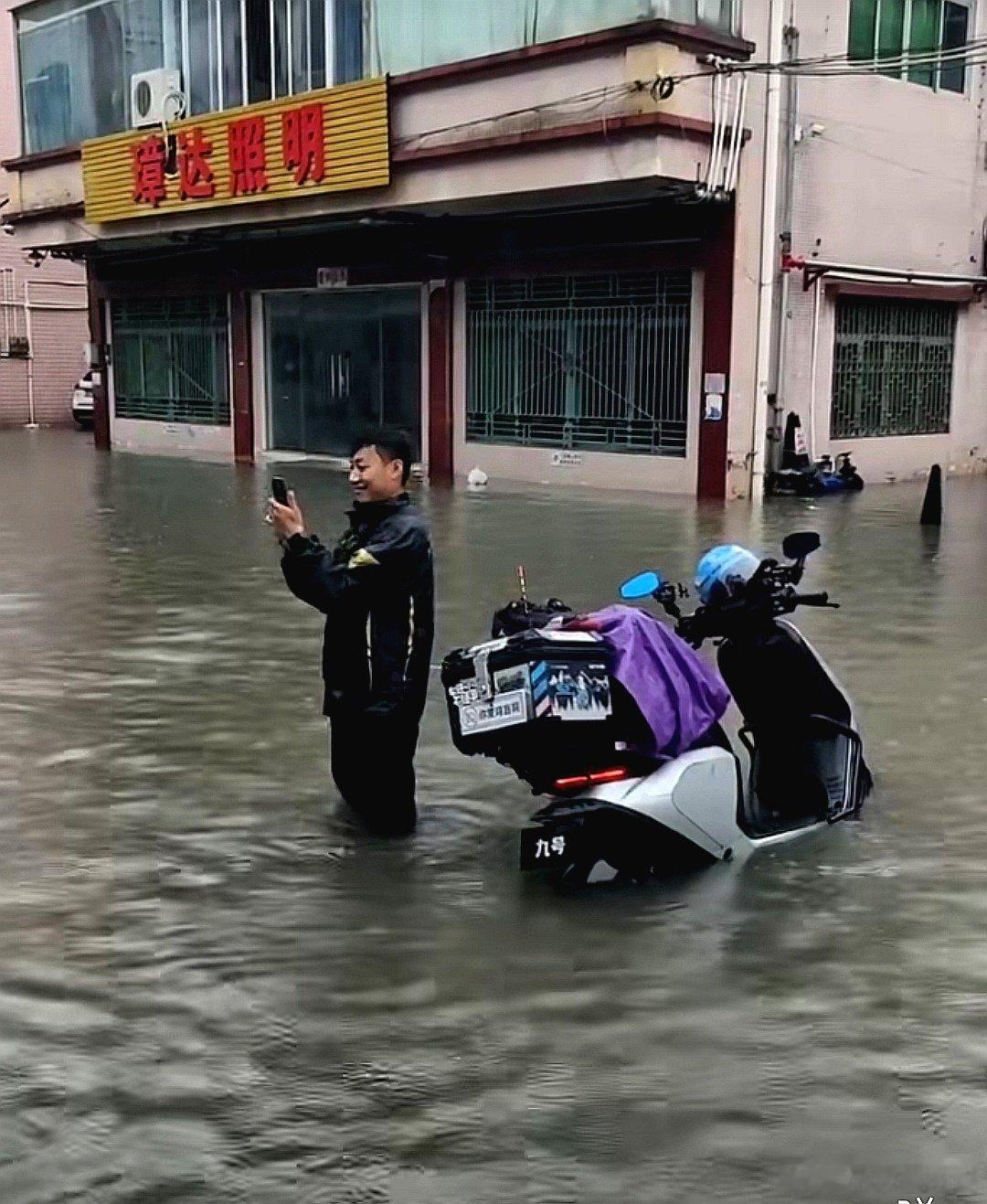 中国大陆广东省中山市中学教育集团横跨中学，遇事不要慌，先发个朋友圈 