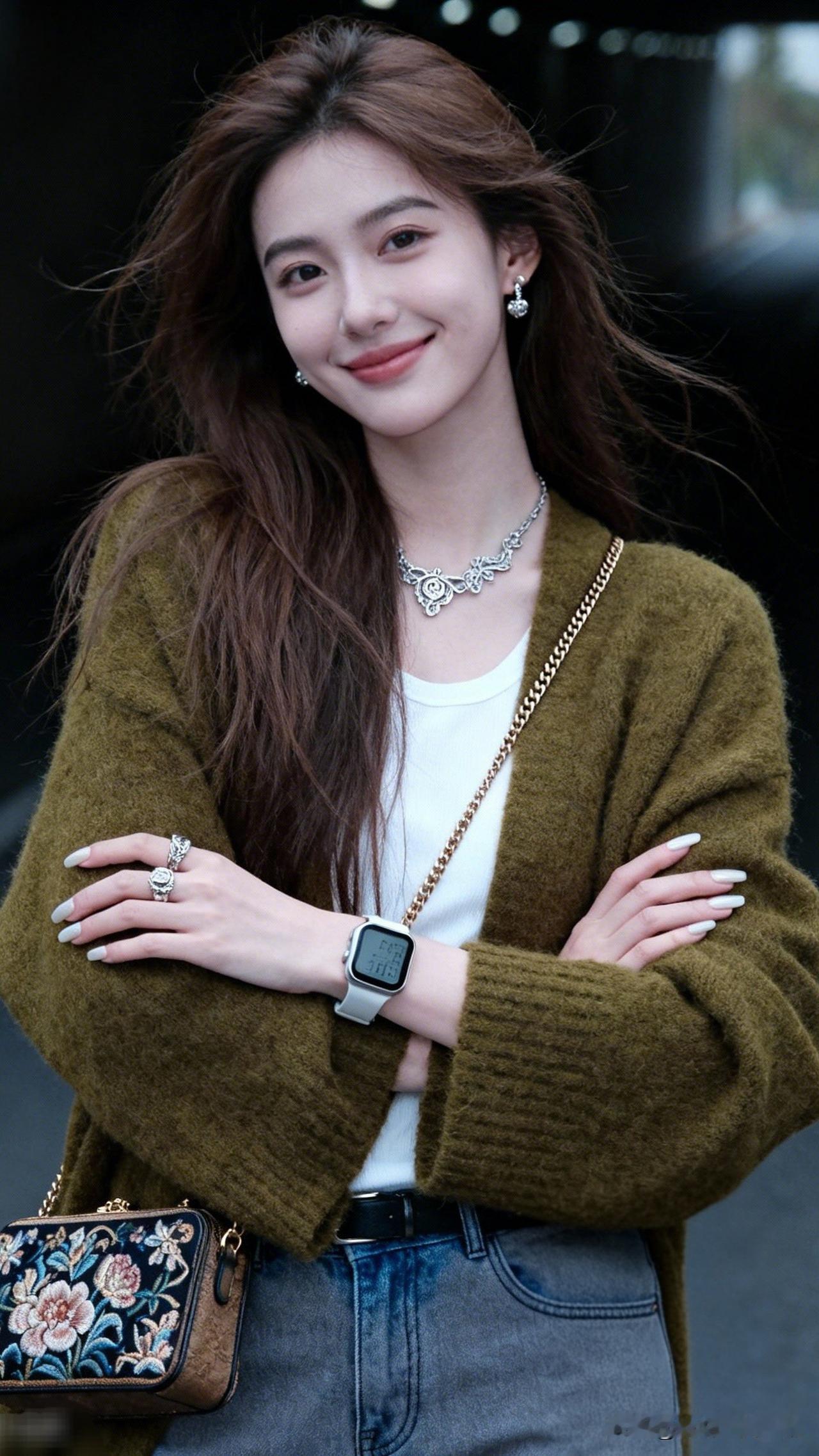 春风拂面笑，花影入怀香。简单的时尚感，绝绝子的搭配分享 秋日穿搭指南：复古毛衣+