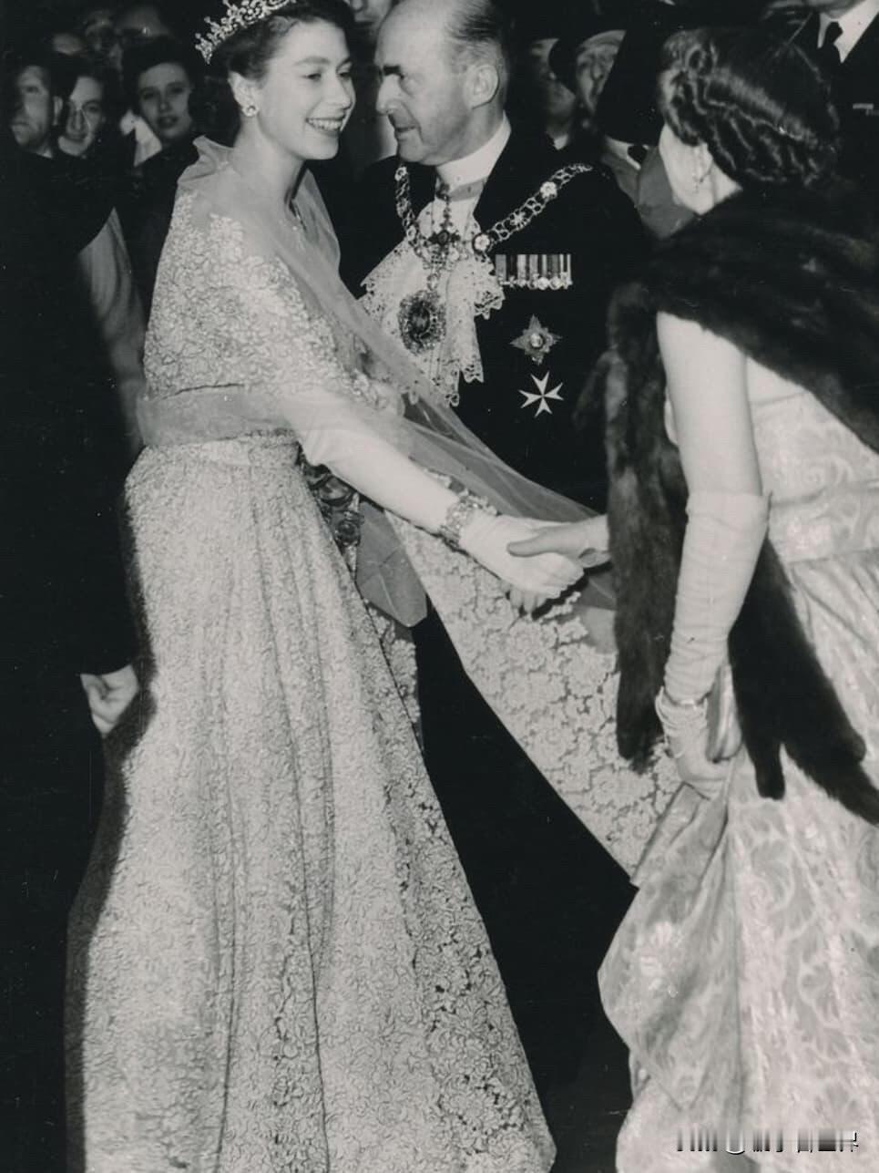 1952年登基之后，伊丽莎白二世拥有至高礼仪地位，法理上不需要向任何人屈膝行礼。
