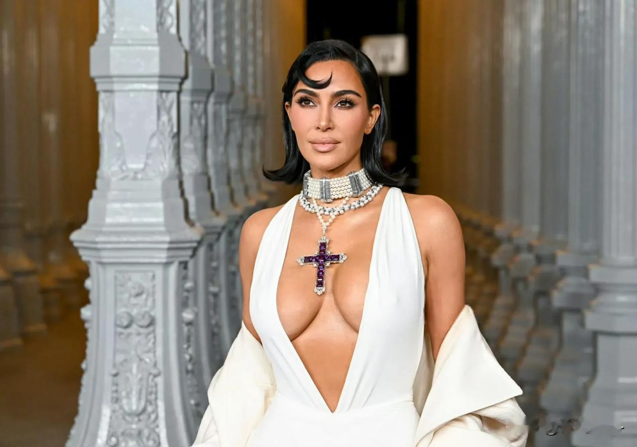 金卡戴珊Kim Kardashian出席LACMA Gala
身穿全白Gucci