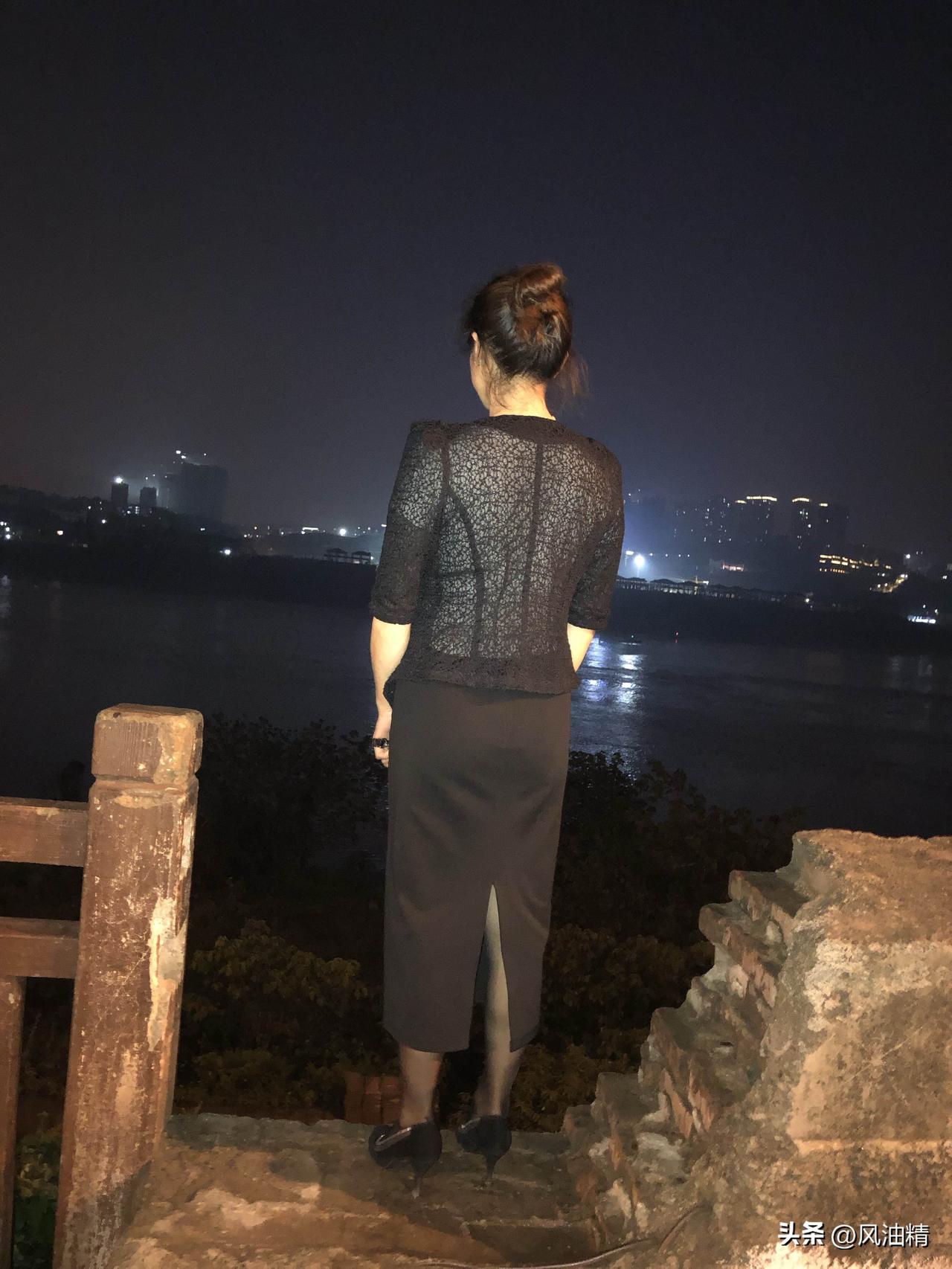 什么身材的人适合包臀长裙呢? 
包臀长裙能凸显女性曲线，但不是所有人都适合。
梨