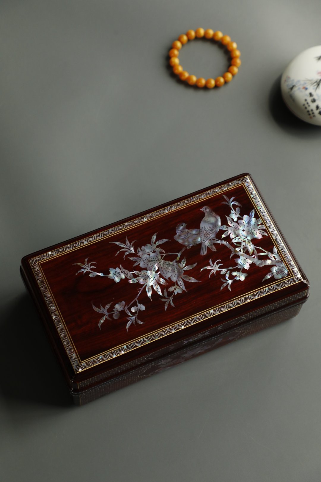 小叶紫檀×螺钿 | 花鸟图文盒老料底胎，榫卯结构明式经典器型，盒面螺钿镶嵌花鸟图