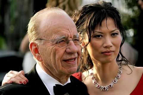 我是梨花，你是海棠，一枝梨花压海棠。
不少人认为邓文迪是一个有野心的女人，看中了