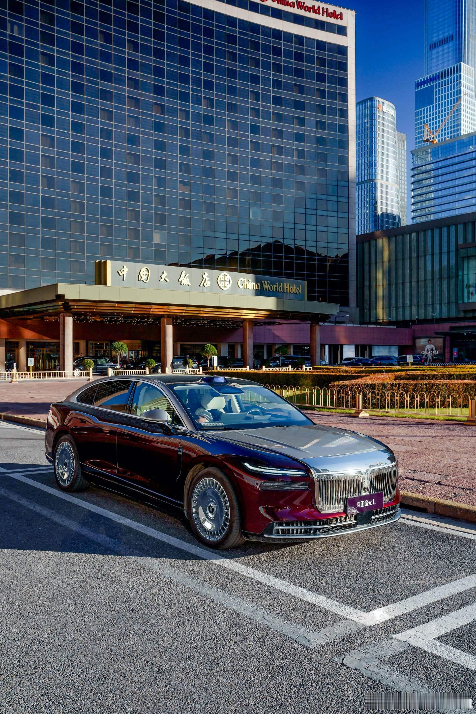 📍北京这条街好出片📷捕捉「国宾级同框」偶然路过，瞬间被这画面定住！✨酒店庄重
