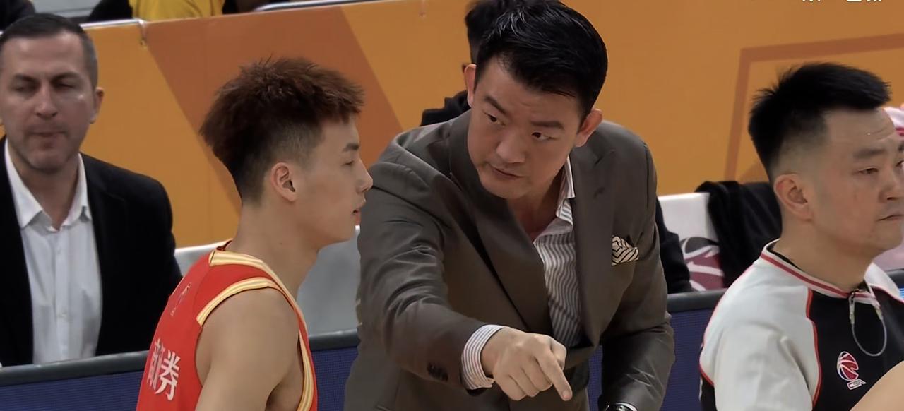10月27日晚，CBA常规赛，浙江浙商证券90：84 辽宁本钢。
第1节20‑2