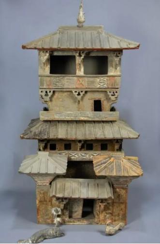 2007年，四川一七岁的男孩被拐卖，13年后，男孩来博物馆参观。突然，男孩激动地