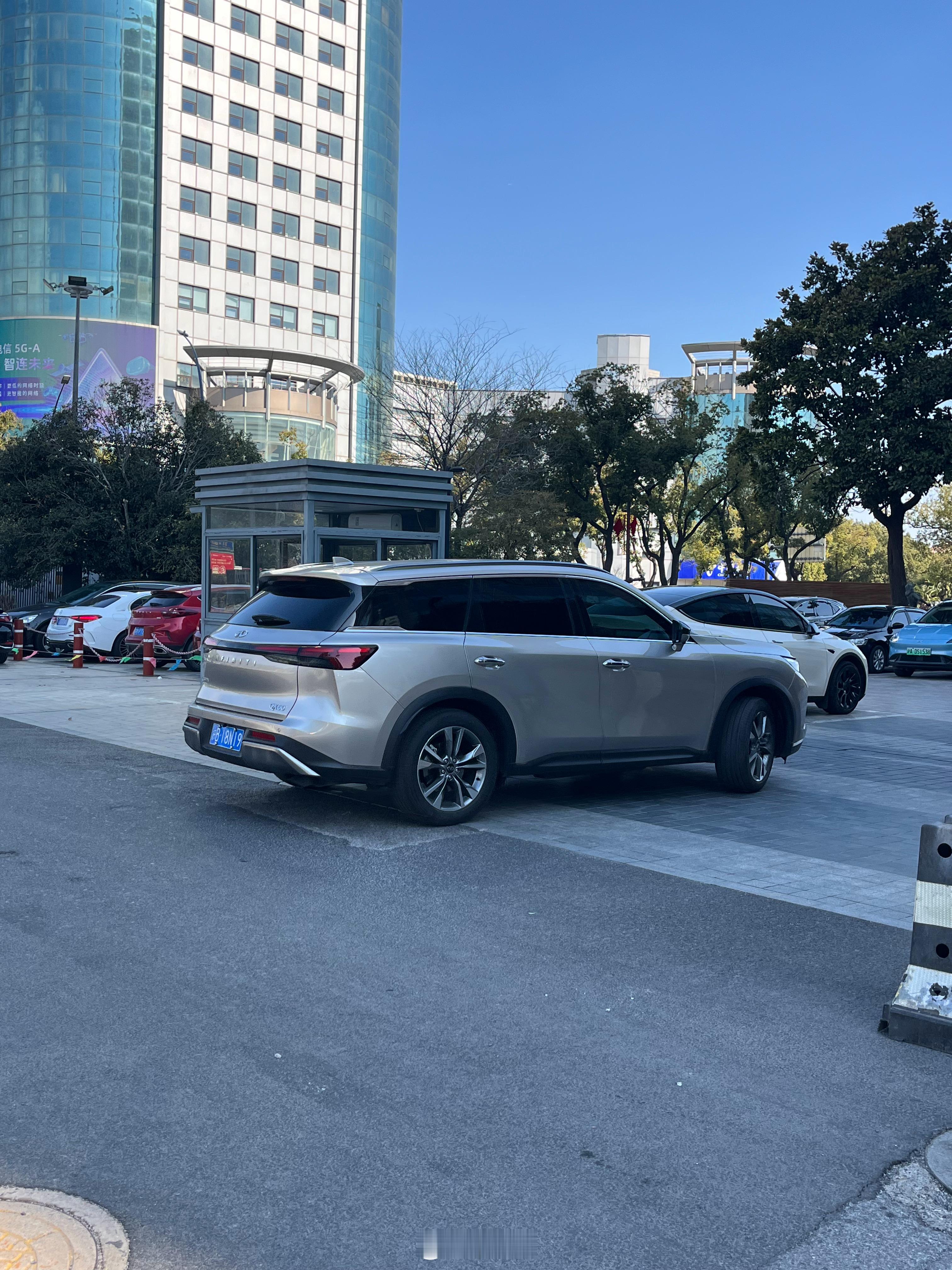 一回头这又是哪个国产车，外观还不错，再一看是英菲尼迪，这车路上基本见不到吧yz7