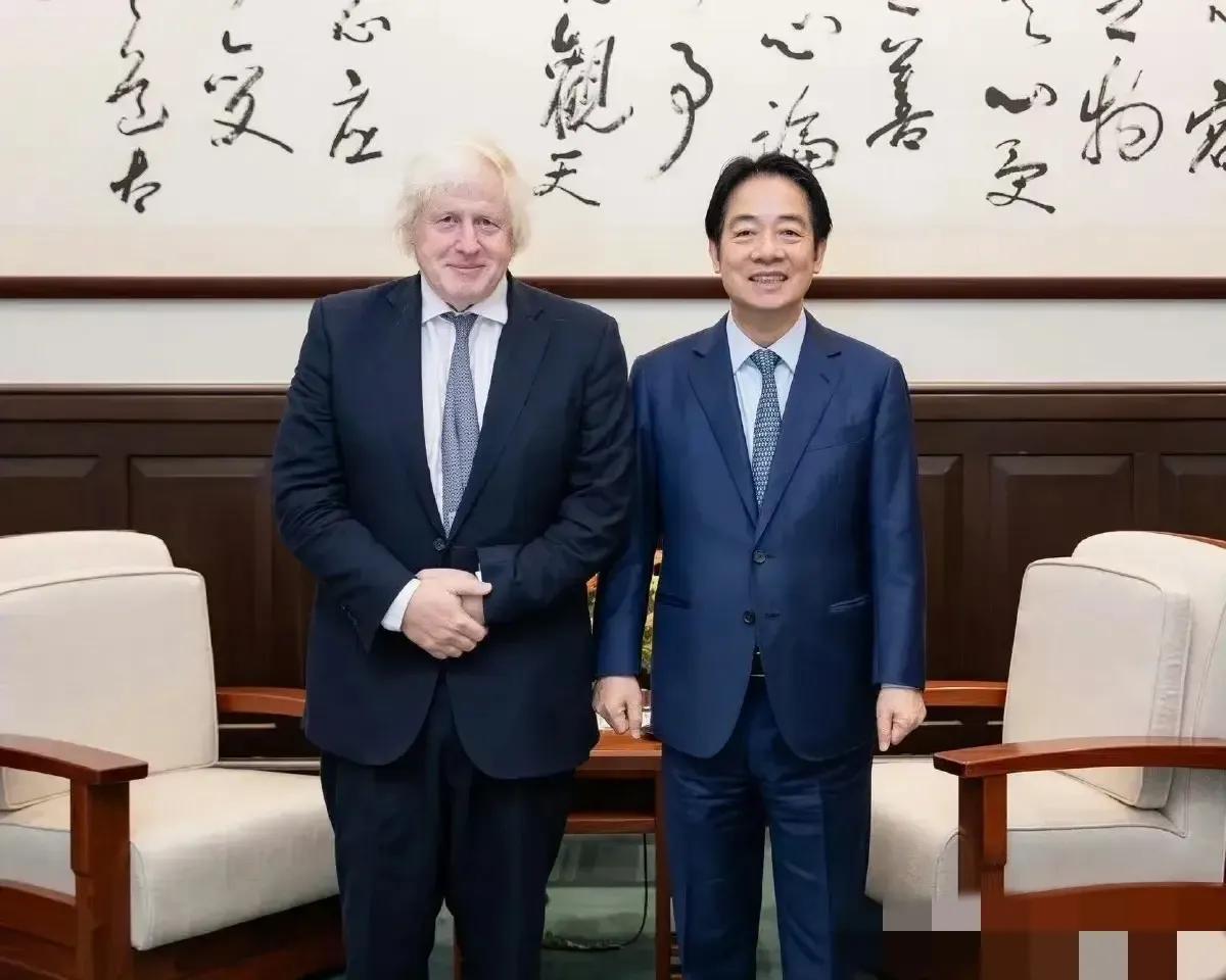 英国“金毛狮王”约翰逊去台湾了。
“金毛狮王”约翰逊虽然是英国前首相，但是退下来