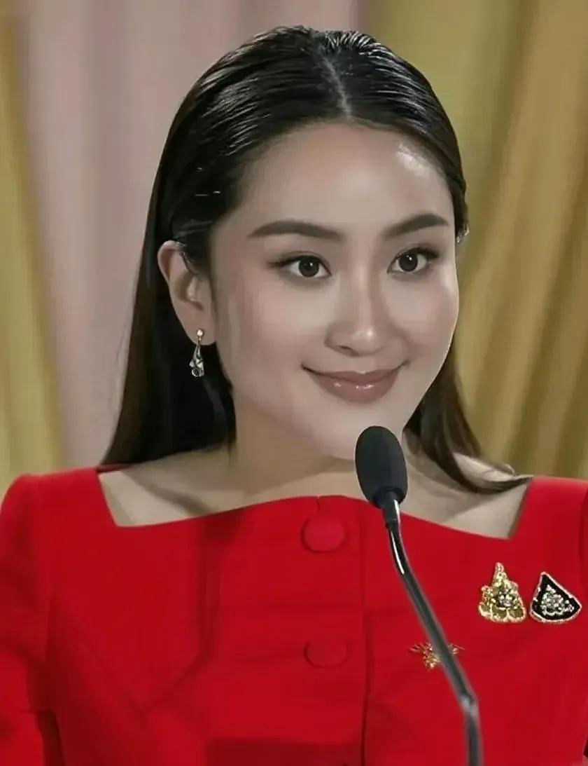 泰国宣布了！8月4日上午10时30分，总理府副秘书长颂萨快步走进泰国宪法法院，将
