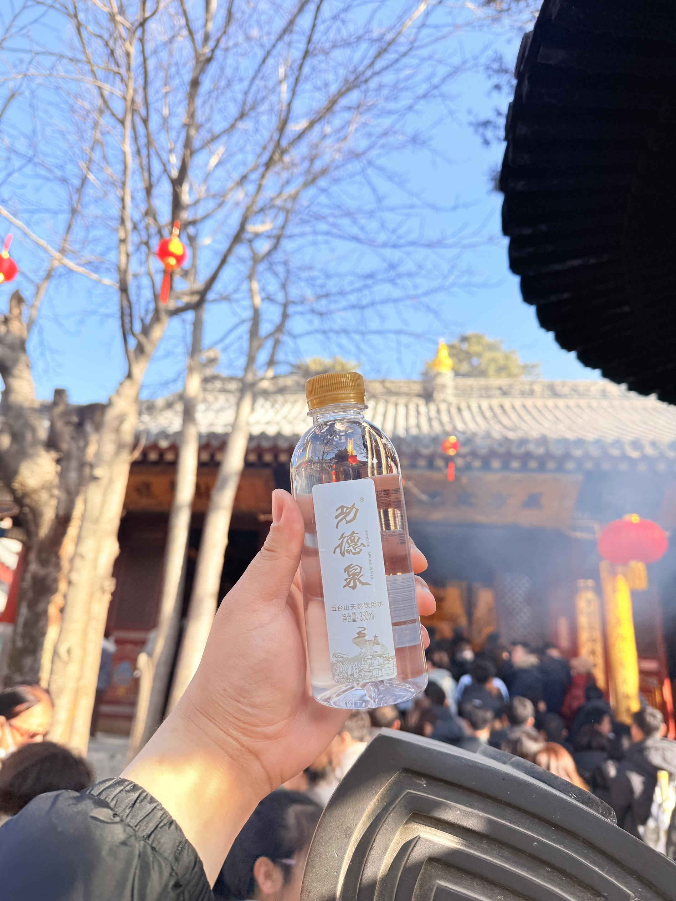 功德泉饮用山泉水的水源地位于山西五台山（西台八功德水，海拔2000多米...