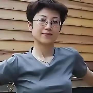 她手握名校博士学历、美国绿卡带着丈夫和5岁儿子回国探亲，返程在北京首都机场准备离