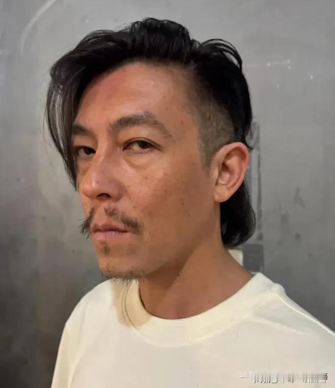 如果我说这三张图是同一个人，估计有人要举报我眼瞎。

第一张：帅哥你谁？
第二张