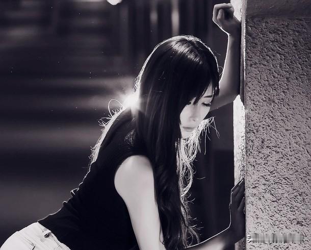 黄昏时分的光线，总让人想起很多事。

成年男人的感情，和年轻时候真不一样了，那时