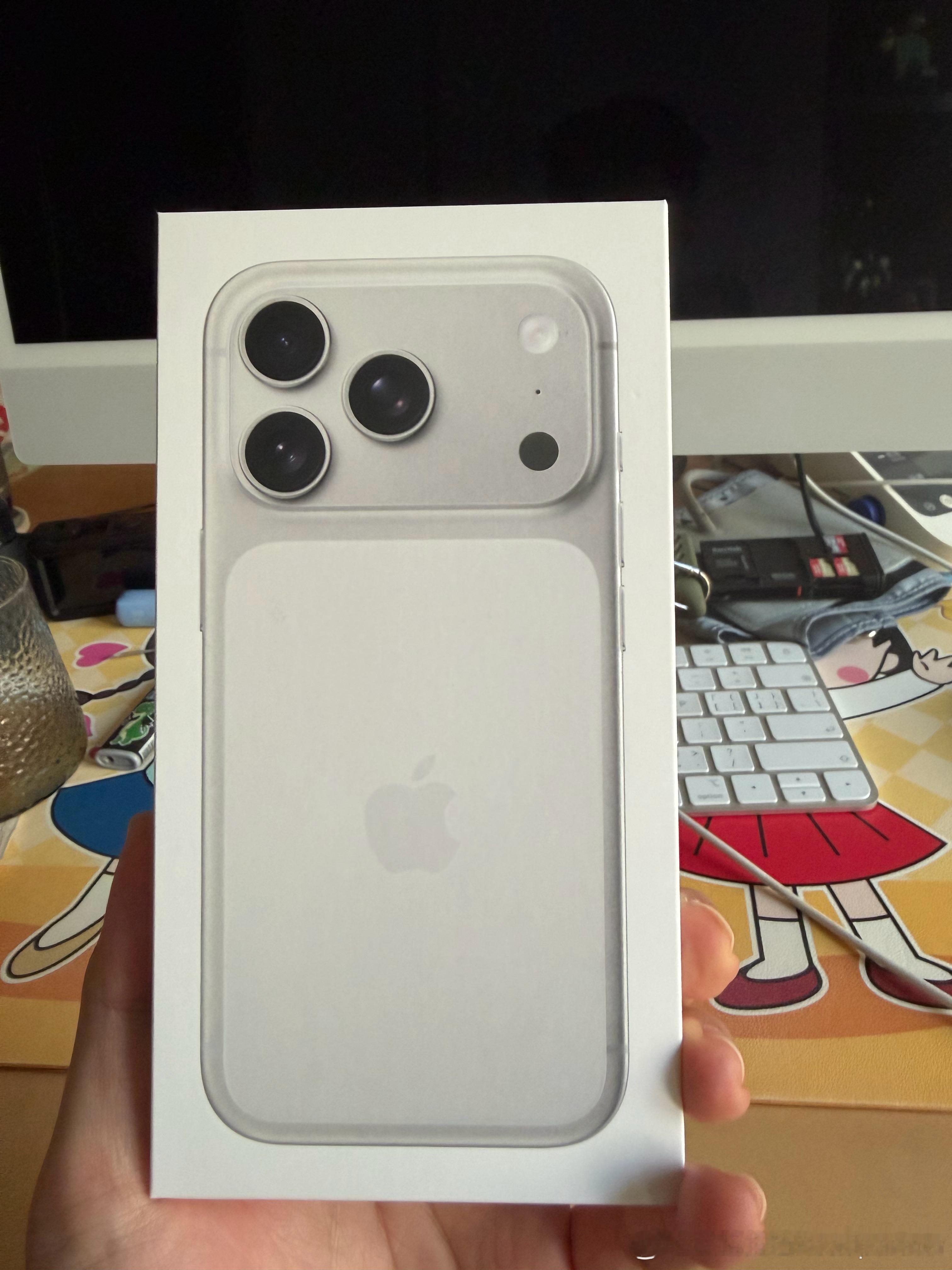 双十二还是下手了。。。感觉比 16 重了点，换机不为别的，就为了他原生双摄