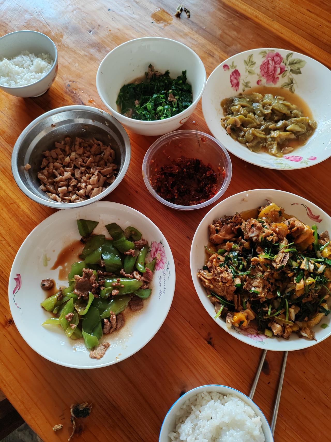 吃早餐了，两个广西人吃的早餐，左起：一碟菜椒炒瘦肉，一碗咸卜头，一碗桑叶煮瘦肉，