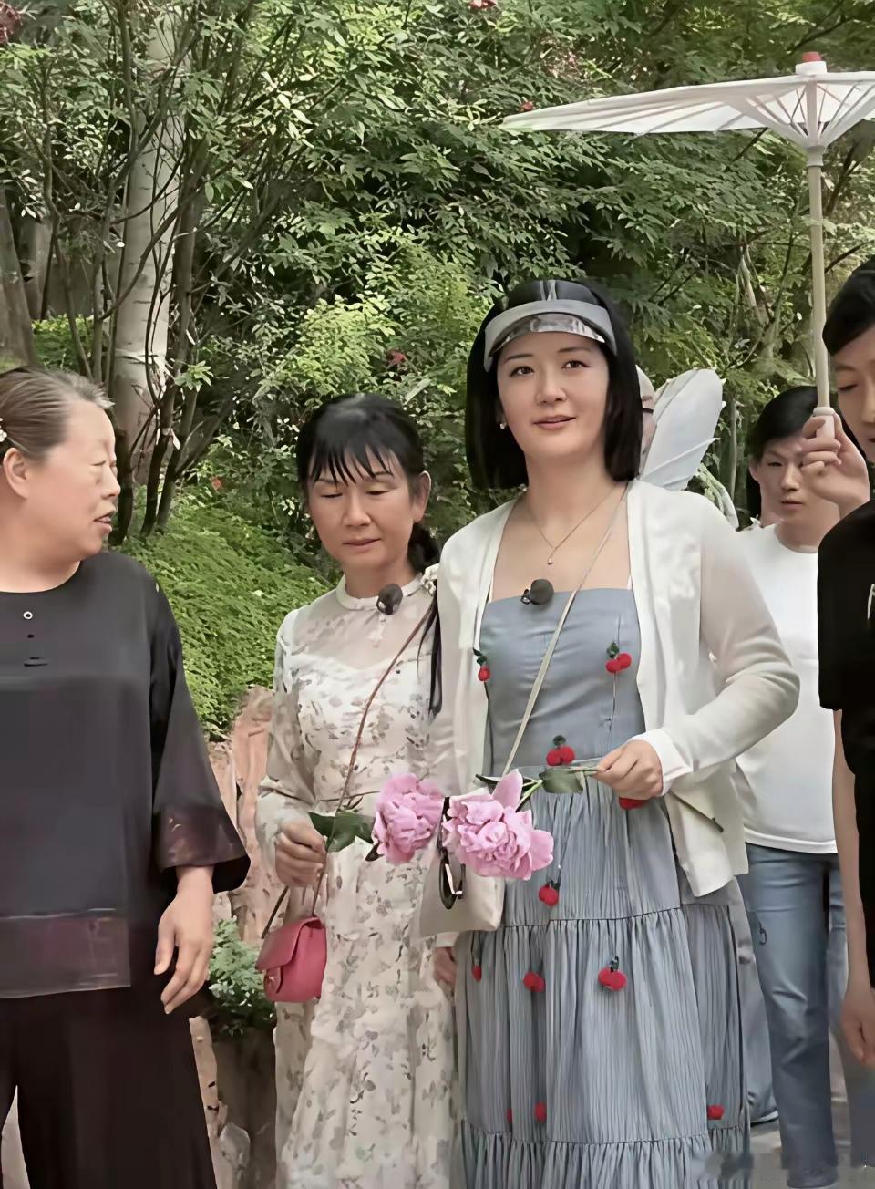 所以说就算谢娜张杰定居上海，谢娜的妈妈审美也跟不上上海人的考究的，而是带着川湘贵