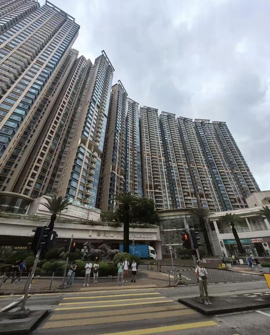 最近香港有小区八栋高楼一起着火，火苗直接从这栋跳到那栋。主要原因竟是楼和楼间距太