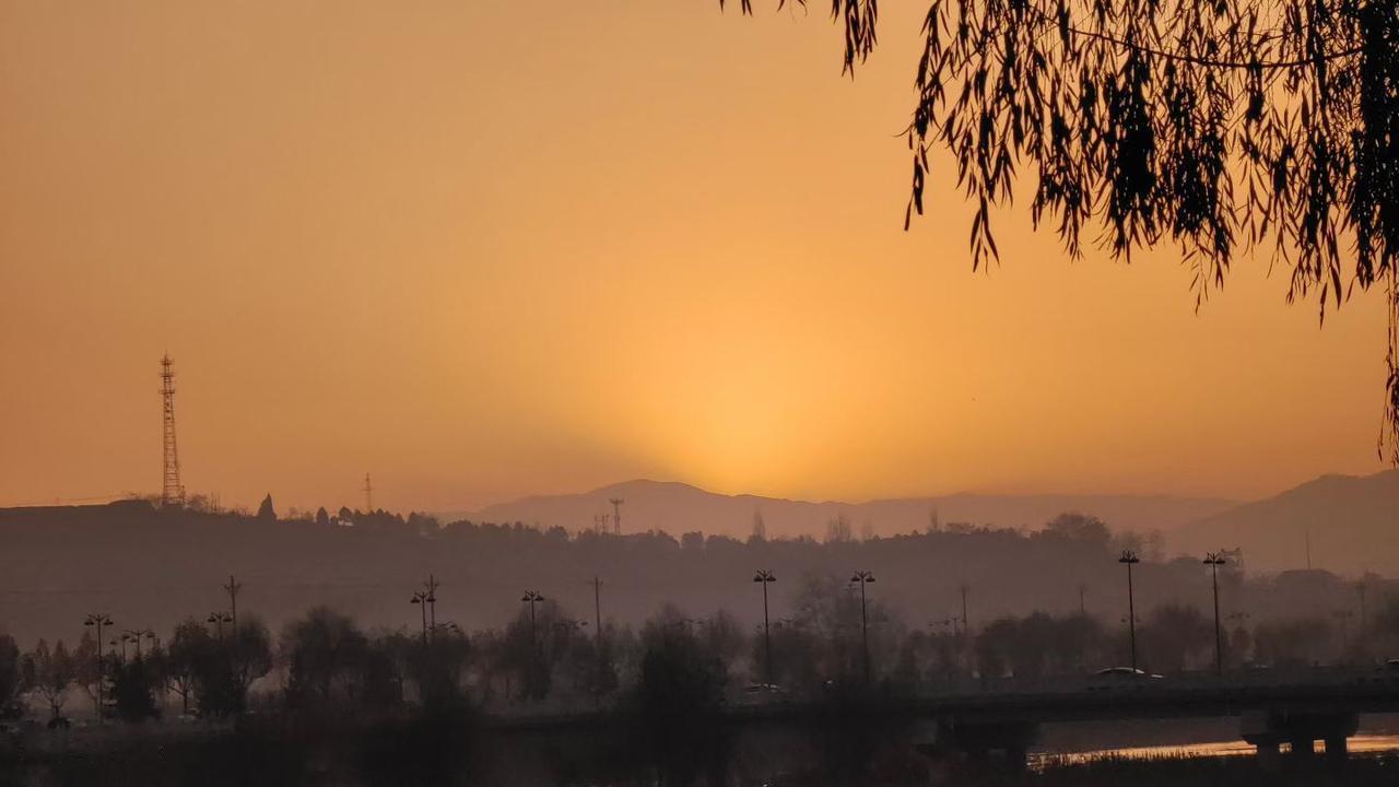 夕阳西下，城市天际线尽收眼底。