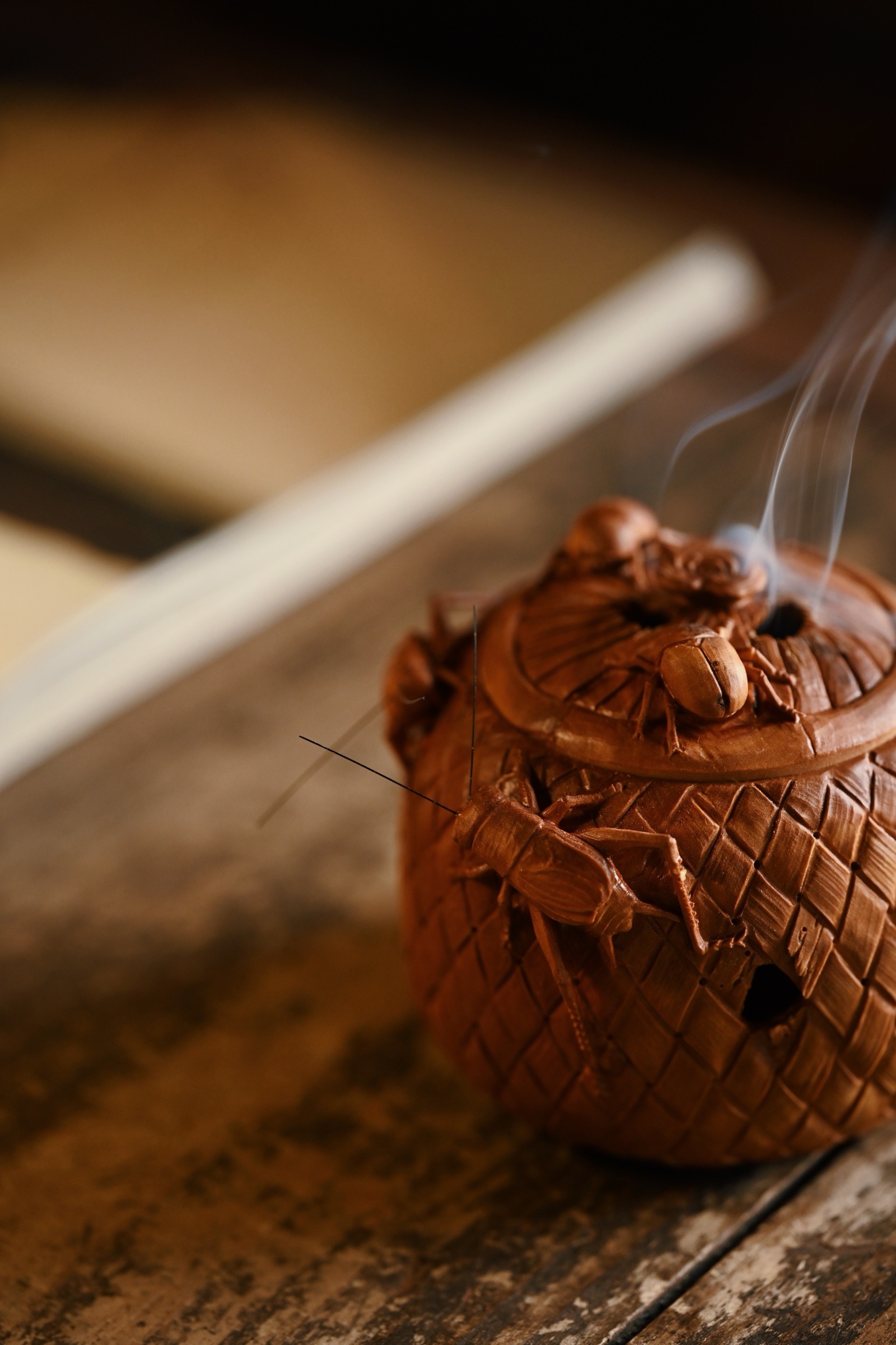老山檀 | 富甲天下 香炉整料掏空，塑造天然竹篾框形态，琢刻甲虫、蟋蟀肌理精微，