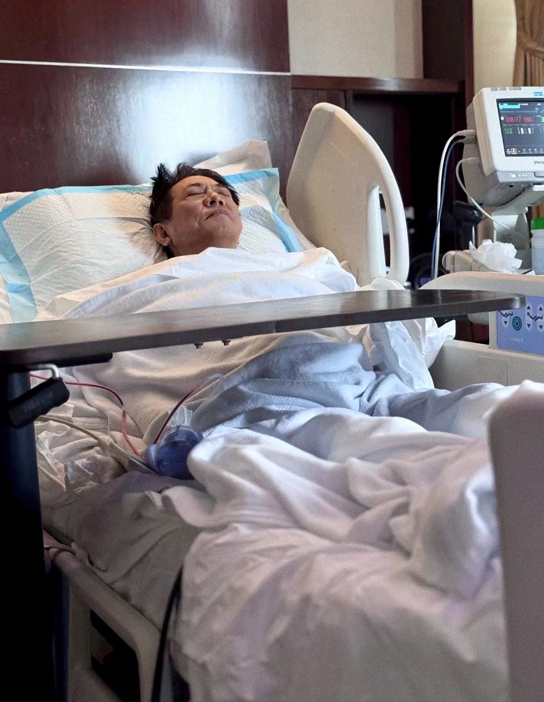 功夫明星李连杰在自己的自媒体账号发布了自己躺在病床上的一张照片。不知道他是怎么了