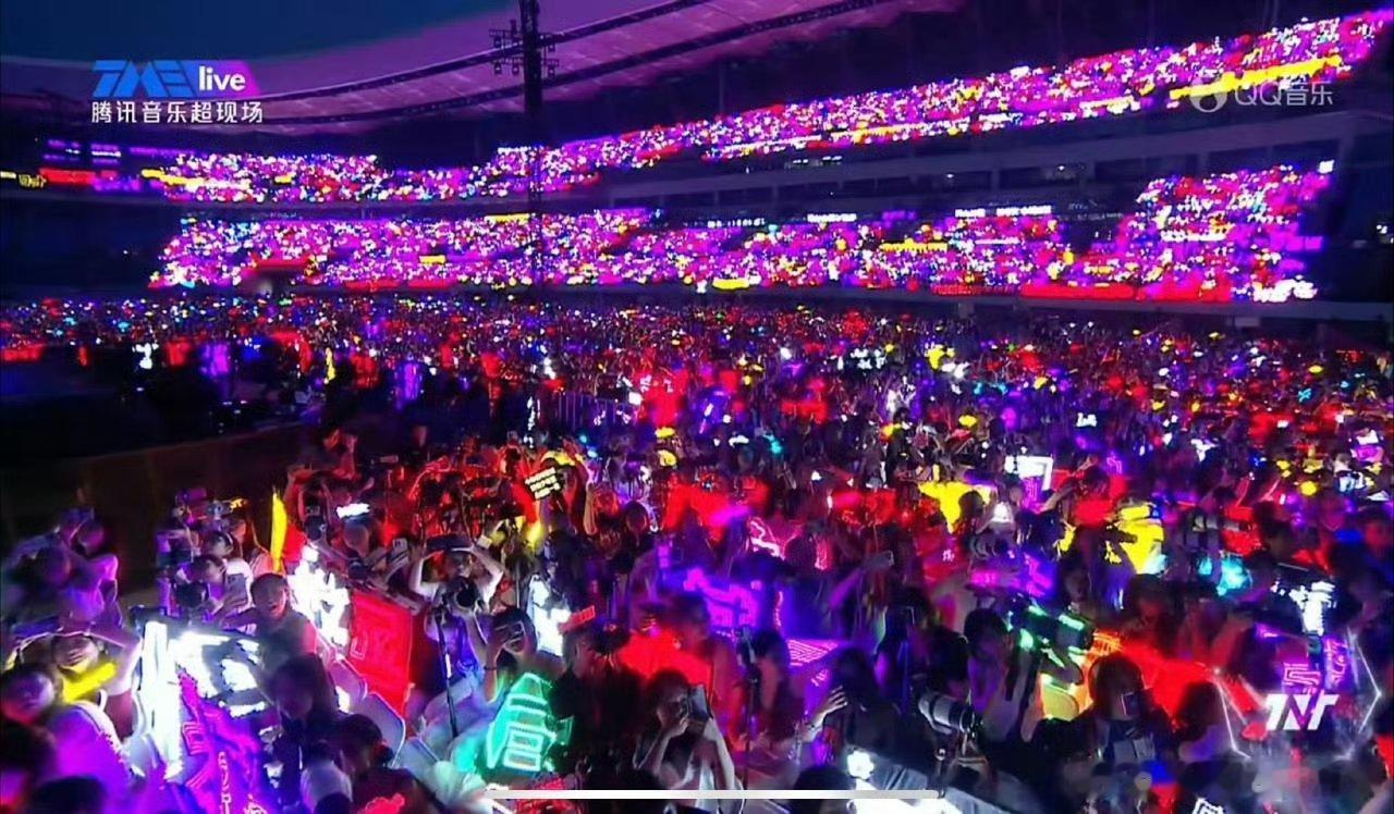 时代少年团演唱会灯牌现场图，一半马嘉祺紫海一半宋亚轩青海！你觉得今晚是哪片海？时