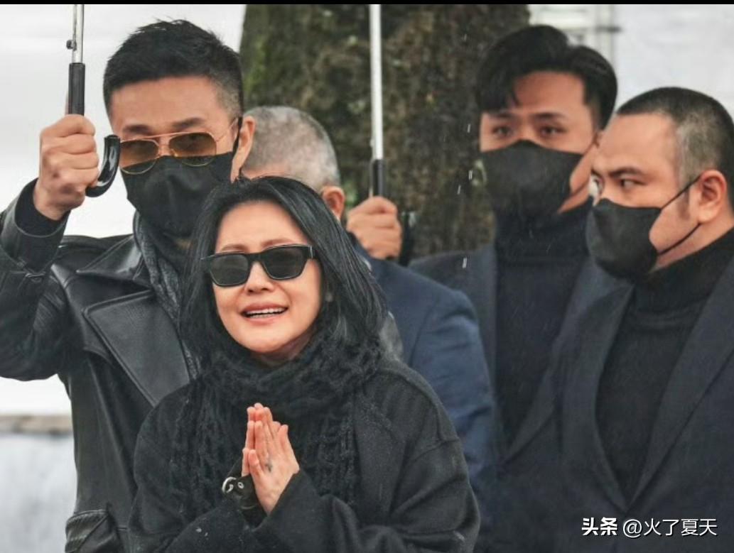 S妈说许雅钧善良容易被利用，许雅钧被曝私联大S粉丝并发送其出殡私密照片后，S妈黄