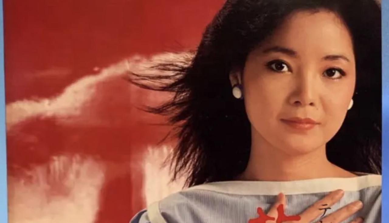 1983年，有人问歌唱家李谷一，怎样评价邓丽君？李谷一说：“她只不过是台湾的一个