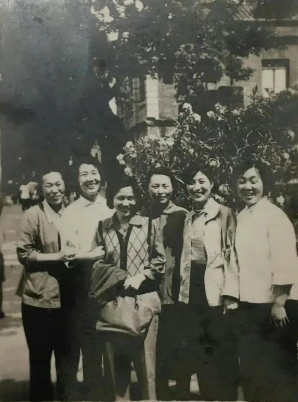 图一 上越一团四位主演袁雪芬 范瑞娟 傅全香 陆锦花。
图二 上越二团主要演员王