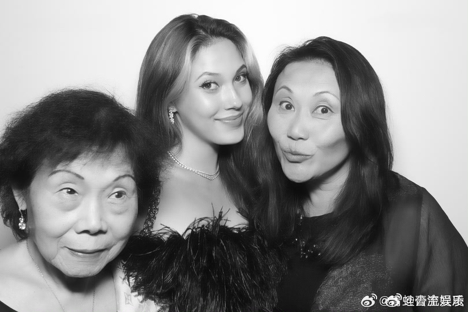 谷爱凌妇女节晒和妈妈合影 3月9日早间，晒出和妈妈、奶奶的合照并配文：“3/8 