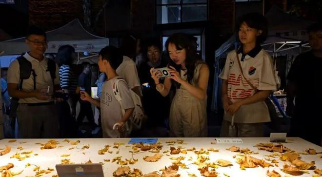 江西景德镇，一摊主突然撤下所有陶瓷作品，摆上几片雨后捡来的落叶，标价10元一片。